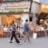 Khách du lịch nước ngoài thưởng thực ẩm thực tại phố Tạ Hiện, Hà Nội. (Ảnh: Hoàng Hiếu/TTXVN)