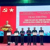 Thủ trưởng Ban Chỉ huy Bộ đội Biên phòng tỉnh Quảng Trị khen thưởng các cá nhân có thành tích xuất sắc trong đấu tranh thành công Chuyên án QT925.3. (Ảnh: Võ Dung/TTXVN)