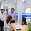 Đoàn công tác khảo sát thực tế tại Trung tâm phục vụ hành chính công phường Bình Dương. (Ảnh: Huyền Trang/TXVN)