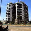 Tòa nhà bị hư hại sau một vụ tấn công tại Khartoum, Sudan. (Ảnh: THX/TTXVN)