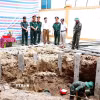 Sau nhiều ngày rà soát, tìm kiếm, lực lượng làm nhiệm vụ đã phát hiện và quy tập được 4 hài cốt liệt sỹ ở độ sâu khoảng 2m. (Ảnh: TTXVN phát)