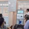 Cán bộ Trung tâm Phục vụ hành chính công xã Phú Lâm (tỉnh An Giang) hướng dẫn người dân các thao tác gửi, kiểm tra hồ sơ thủ tục hành chính bằng kiốt thông minh. (Ảnh: Công Mạo/TTXVN)