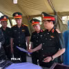 Đoàn công tác Quân khu 4 kiểm tra, thăm hỏi, động viên và tặng quà các lực lượng đang thực hiện nhiệm vụ lấy mẫu, số hóa thông tin và bàn giao mẫu hài cốt liệt sỹ tại Nghĩa trang Liệt sĩ Quốc gia Đường 9. (Ảnh: TTXVN phát)