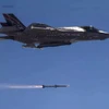 Máy bay F-35 đang thử nghiệm tên lửa AMRAAM. (Ảnh: Reuters)