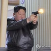 Hình ảnh này do Thông tấn xã Trung ương Triều Tiên (KCNA) công bố cho thấy nhà lãnh đạo Triều Tiên Kim Jong Un thử bắn súng lục tại trường bắn trong chuyến thị sát một nhà máy sản xuất vũ khí cầm tay hạng nhẹ cùng với con gái Ju-ae. (Nguồn: Yonhap)