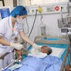 Sau 5 ngày điều trị tích cực, bệnh nhân tiếp tục được theo dõi, hỗ trợ phục hồi. (Ảnh: TTXVN phát)