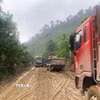 Các phương tiên tham gia giao thông trên tuyến quốc lộ 14D rất khó khăn do tuyến đường bị xuống cấp nghiêm trọng. (Ảnh: Trần Tĩnh/TTXVN)