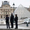 Cảnh sát Pháp làm nhiệm vụ tại Bảo tàng Louvre. (Nguồn: Reuters)