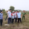 Ông Phạm Thành Ngại, Chủ tịch UBND tỉnh Đồng Tháp kiểm tra hoạt động phòng cháy chữa cháy rừng trong mùa khô 2026 tại Vườn Quốc gia Tràm Chim. (Ảnh: Hồng Nhung/TTXVN)