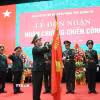 Lãnh đạo Bộ tư lệnh Bộ đội Biên phòng trao Huân chương Chiến công hạng Nhất cho Ban Chỉ huy Bộ đội biên phòng tỉnh Quảng Trị. (Ảnh: Võ Dung/TTXVN)