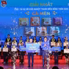 Ông Bùi Quang Huy, Bí thư thứ nhất Trung ương Đoàn trao Bằng khen và giải Nhất cho dự án Cà mèn của nhóm thí sinh Nguyễn Đức Nhật Thuận (TP. Hồ Chí Minh). (Ảnh: Minh Đức/TTXVN)