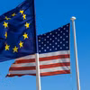 Cờ EU và cờ Mỹ. (Nguồn: EEAS)