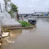 Điểm sạt lở trên kênh Nàng Mau, xã Thạnh Hòa, thành phố Cần Thơ làm một căn nhà bị sụp hoàn toàn xuống sông. (Ảnh: Thanh Liêm/TTXVN)