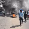 Người biểu tình đốt phá trên phố ở Kinshasa, CHDC Congo ngày 28/1/2025. (Ảnh: THX/TTXVN)