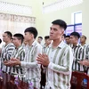 Các phạm nhân tại Trại giam A2 vỗ tay chúc mừng sau khi nghe công bố Quyết định đặc xá của Chủ tịch nước. (Ảnh: Tiên Minh/TTXVN)