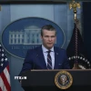Bộ trưởng Quốc phòng Mỹ Pete Hegseth phát biểu trong cuộc họp báo tại Washington D.C. (Ảnh: Anadolu Agency/TTXVN)