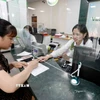 Khách hàng giao dịch tại VietinBank. (Ảnh: Vietnam+)