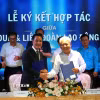 Bao giờ công nhân thoát cảnh phòng trọ giá rẻ? 1 Ông Võ Khắc Thái, Phó Chủ tịch Thường trực Liên đoàn Lao động TP. Hồ Chí Minh và ông Lê Xuân Lành, Chủ tịch HĐQT Công ty Cổ phần Phát triển Dịch vụ LNT 7979 tại lễ ký kết xây dựng nhà ở xã hội. (Ảnh: Thanh Vũ/TTXVN)