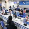 Hoạt động giao dịch tại Eximbank chi nhánh Hà Nội. (Ảnh: Thanh Tùng/TTXVN)