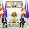 Thủ tướng Vương quốc Campuchia Samdech Thipadei Hun Manet (phải) tiếp Đại sứ Việt Nam Nguyễn Minh Vũ tại Cung Hòa Bình ở Thủ đô Phnom Penh. (Ảnh: Huỳnh Thảo/TTXVN)