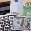 Đồng euro và USD tại Brussels, Bỉ. (Ảnh: THX/TTXVN)