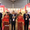 Các đại biểu cắt băng khai trương Không gian giới thiệu sản phẩm tiêu biểu của doanh nghiệp Thành phố Hồ Chí Minh. (Ảnh: Tất Đạt/TTXVN)