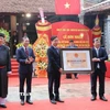 Phó Chủ tịch UBND tỉnh Bắc Ninh Phan Thế Tuấn trao Bằng xếp hạng Di tích quốc gia đặc biệt quần thể di tích đình, chùa, từ chỉ Thổ Hà cho phường Vân Hà. (Ảnh: Đồng Thúy/TTXVN)