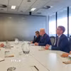 Thứ trưởng Đỗ Hùng Việt đến chào Thủ tướng New Zealand Christopher Luxon. (Ảnh: TTXVN phát)