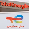 Biển hiệu TotalEnergies. (Ảnh: Reuters)