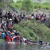 Người di cư vượt sông Rio Grande để vào Mỹ từ thành phố Matamoros, bang Tamaulipas, Mexico, ngày 11/5/2023. (Ảnh: AFP/TTXVN)