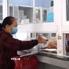Bệnh nhân khám Bảo hiểm y tế nhận thuốc tại bệnh viện. (Ảnh: Minh Phú/TTXVN)