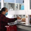 Bệnh nhân khám Bảo hiểm y tế nhận thuốc tại bệnh viện. (Ảnh: Minh Phú/TTXVN)