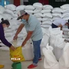 Tổ chức xuất, cấp gạo cho người dân gặp khó khăn tại Đắk Lắk. (Ảnh: Xuân Triệu/TTXVN)
