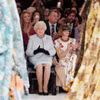 Nữ hoàng Elizabeth II quá cố ngồi cạnh Dame Anna Wintour tại buổi trình diễn thời trang của Richard Quinn trong Tuần lễ thời trang London năm 2018. (Ảnh: PA)