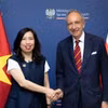 Thứ trưởng Ngoại giao Lê Thị Thu Hằng và Quốc vụ Khanh Bộ Ngoại giao Ba Lan Władysław Teofil Bartoszewski. (Ảnh: Bộ Ngoại giao)