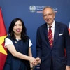 Thứ trưởng Ngoại giao Lê Thị Thu Hằng và Quốc vụ Khanh Bộ Ngoại giao Ba Lan Władysław Teofil Bartoszewski. (Ảnh: Bộ Ngoại giao)