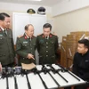 Đối tượng Vi Văn Duy (ngồi) cùng tang vật bị thu giữ. (Ảnh: TTXVN phát)