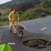 Lực lượng chức năng tiến hành lấp các hố sụt, đặt biển cảnh báo để đảm bảo an toàn. (Ảnh: TTXVN phát)