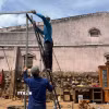 Người dân thôn Tân Phú 2 (xã Bảo Thuận, Lâm Đồng) tự dọn dẹp công trình để bàn giao mặt bằng thi công cao tốc Bảo Lộc-Liên Khương đoạn qua vị trí Km162-Km163. (Ảnh: Nguyễn Dũng/TTXVN)