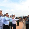 Bộ Trưởng Bộ Xây dựng Trần Hồng Minh kiểm tra tiến độ thi công sân bay Long Thành. (Ảnh: Công Phong/TTXVN)