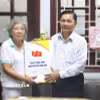 Bí thư Tỉnh ủy Vĩnh Long Trần Văn Lâu tặng quà nhân dịp 27/7 cho gia đình bà Nguyễn Thị Mỹ A tại phường Long Châu. (Ảnh: Lê Thúy Hằng/TTXVN))