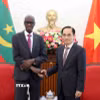 Bộ trưởng Bộ Ngoại giao Lê Hoài Trung và Bộ trưởng, Tổng Thư ký Chính phủ Cộng hòa Hồi giáo Mauritania Moctar Al Housseynou Lam. (Ảnh: An Đăng/TTXVN)