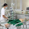 Bác sỹ điều trị cấp cứu cho bệnh nhân. (Ảnh: Bệnh viện cung cấp)