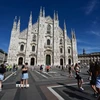 Khách du lịch thăm nhà thờ Duomo ở Milan, Italy. (Ảnh: AFP/TTXVN)