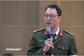 Thượng tá Triệu Mạnh Tùng, Phó Cục trưởng Cục An ninh mạng và phòng, chống tội phạm sử dụng công nghệ cao (A05, Bộ Công an) trả lời câu hỏi của phóng viên tại tọa đàm. (Ảnh: PV/Vietnam+)