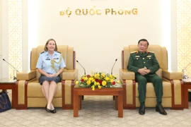 Thượng tướng Hoàng Xuân Chiến và Đại tá Shauna Graham tại buổi tiếp. (Ảnh: PV/Vietnam+)