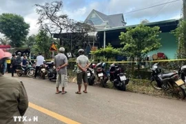 Cảnh sát phong tỏa hiện trường, điều tra làm rõ vụ án mạng nghiêm trọng. (Ảnh: Đậu Tất Thành/TTXVN)