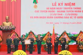 Đại tướng Nguyễn Trọng Nghĩa, Ủy viên Bộ Chính trị, Bí thư Trung ương Đảng, Chủ nhiệm Tổng cục Chính trị QĐND Việt Nam trao Huân chương Bảo vệ Tổ quốc hạng Nhất cho Cục Tuyên huấn. (Ảnh: Trọng Đức/TTXVN)