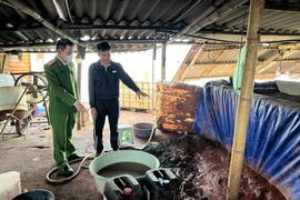 Bên trong khu xưởng phân kim trái phép. (Ảnh: CAHN)