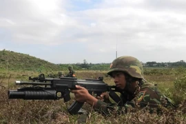 Cán bộ, chiến sĩ Sư đoàn 312 huấn luyện bắn súng bộ binh thế hệ mới, một trong những nội dung trọng tâm trong quá trình làm chủ trang bị, nâng cao sức mạnh chiến đấu. (Ảnh: Sư đoàn 312 cung cấp)